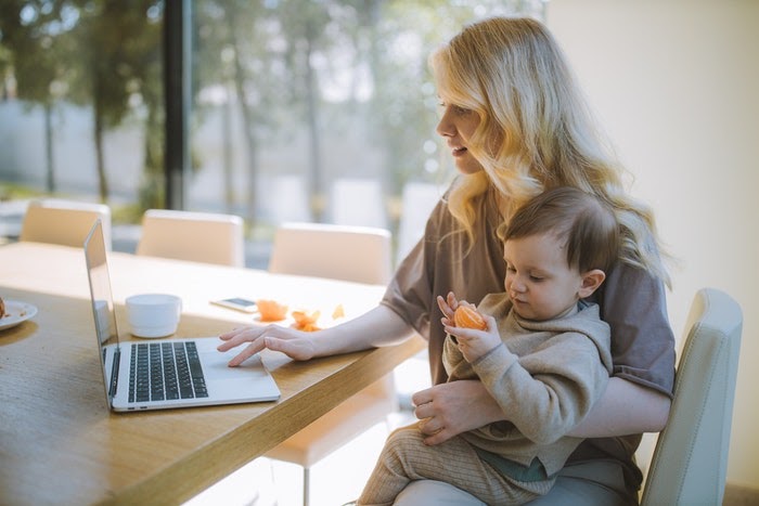 Concepto De Equilibrio De Vida Laboral (trabajo-vida). Servicios Familiares,  Política Familiar Y Conceptos De Apoyo A Las Familias. Fotos, retratos,  imágenes y fotografía de archivo libres de derecho. Image 131003528